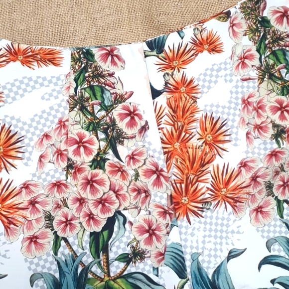 Cameo Size XS (approx 8) Floral Summer Shorts - Picture 2 of 6